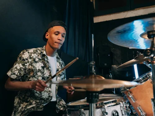 Der Architekt der Emotionen: Fische-Mann mit Steinbock-Mond – Eine Symphonie der Tiefgründigkeit