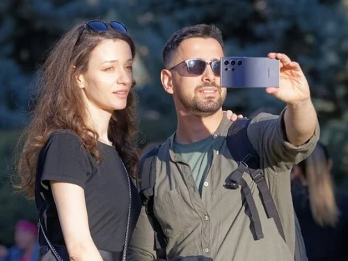 Der Präzisions-Visionär: Die paradoxe Brillanz des Jungfrau-Mannes mit Fische-Aszendent