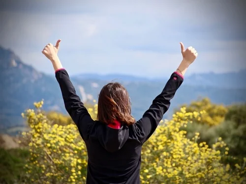 Die Kosmische Architektin der Freiheit: Eine Analyse der Schütze-Frau mit Widder-Deszendent