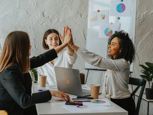 Die Visionärin im Laborkittel: Warum die Wassermann-Frau mit Jungfrau-Deszendent das ultimative Update für die Menschheit ist