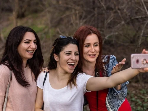 Der Kosmische Architekt: Eine Analyse des Wassermann-Mannes mit Krebs-Deszendent