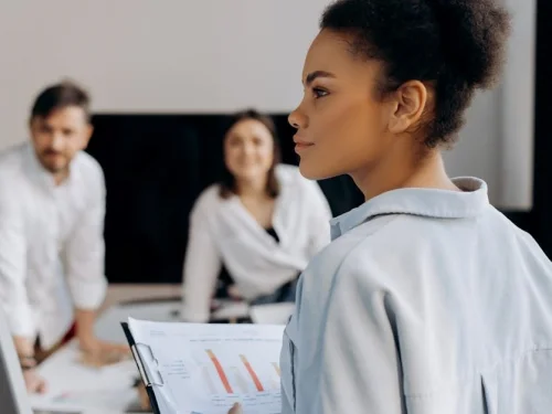 Die ätherische Logikerin: Eine astrologische Seziersitzung der Zwillinge-Frau mit Fische-Aszendent