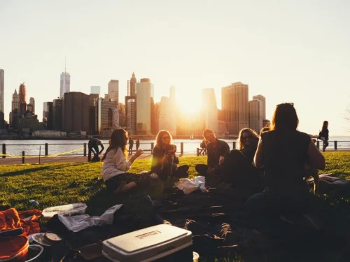 Der schillernde Metamorph: Eine astrologische Sezierung des Zwillinge-Mannes mit Fische-Aszendent