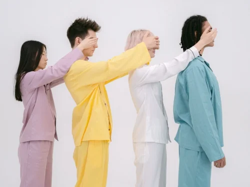 El Fuego Húmedo y la Armadura del Pionero: Aries y Cáncer en la Dinámica de Poder