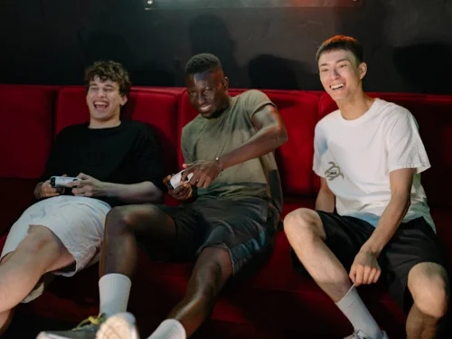 El Imperio y el Algoritmo: La Alquimia Improbable entre la Mujer Capricornio y el Hombre Géminis