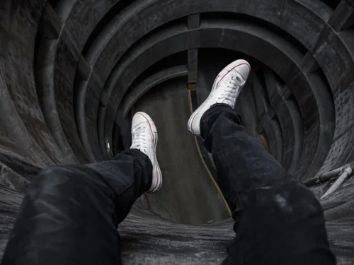 Alquimia en el Vórtice del Agua: El Blindaje Estratégico entre la Mujer Escorpio y el Hombre Cáncer