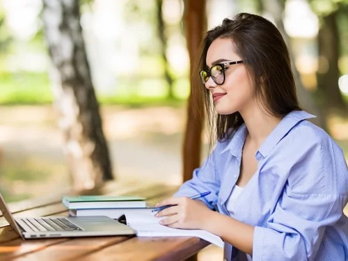 La Paradoja del Innovador Terrenal: El Genio Estratégico del Hombre Acuario con Descendente Tauro