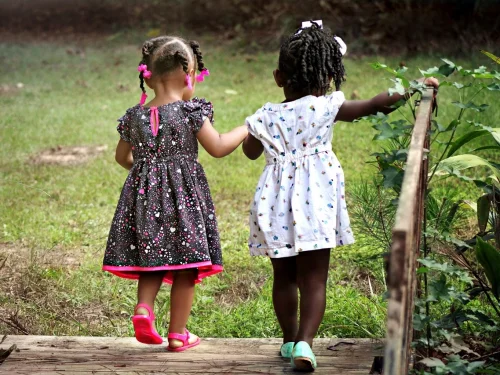 El Arquitecto de la Mente Brillante: Un Géminis Ascendente Acuario en Pleno Vuelo