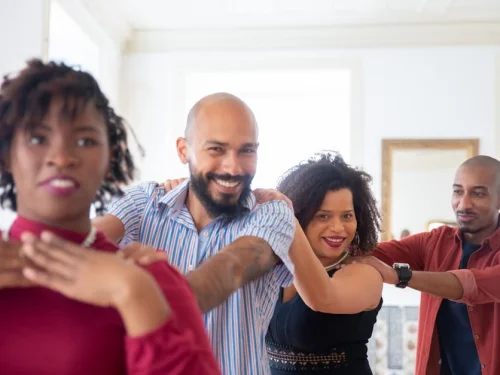 El Monarca de la Tierra: La Alquimia entre el Oro y la Piedra del Hombre Tauro con Ascendente Leo