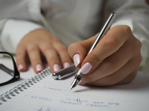 La Soberana de la Vanguardia: Un Análisis de la Mujer Acuario con Ascendente Leo