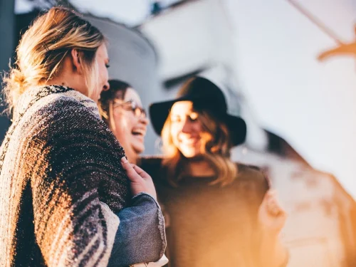 La Monarquía del Instinto: El Despliegue Solar de la Mujer Aries con Ascendente Leo