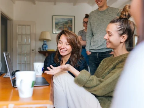 La Fuerza Ígnea del Dragón de Fuego: Un Vistazo a la Mujer Aries con Descendente Leo