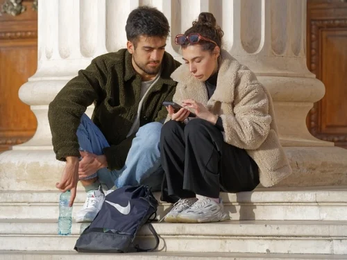 La Arquitecta del Fuego y la Roca: El Poder Magnético de la Mujer Aries con Descendente en Tauro