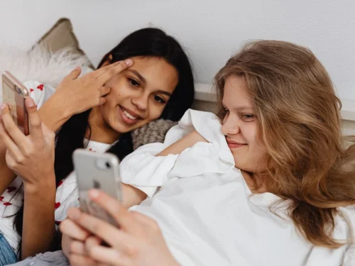 La Arquitecta del Carisma: El Despliegue Magnético de la Mujer Géminis con Ascendente Leo