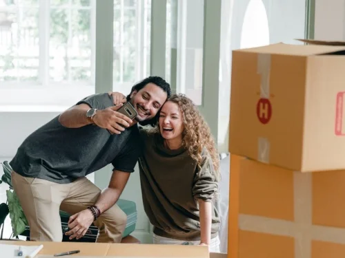 La Alquimia del Rayo y la Roca: Análisis de la Mujer Géminis con Descendente Tauro