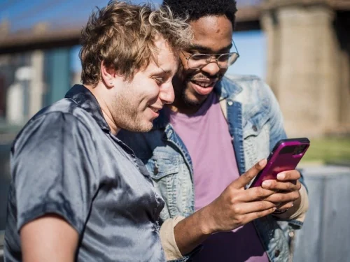 El Fénix Moderno: Leo Ascendente Acuario, una Sinfonía de Liderazgo y Vanguardia