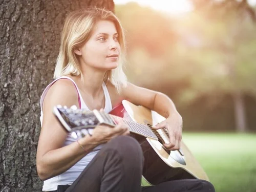 La Soberana del Trono de Oro: Análisis de la Mujer Leo con Descendente Tauro
