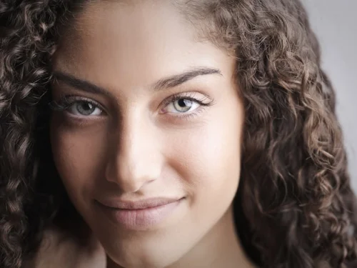 La Arquitecta de lo Sublime: Un Análisis de la Mujer Libra con Descendente Tauro