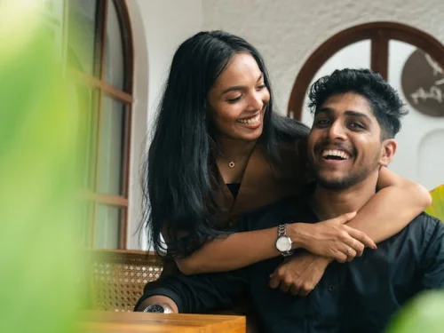 İkizler Burcu Terazi Burcu Uyumu: Hava Elementinin Mükemmel Dansı