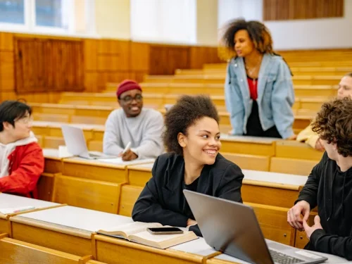 Koç Erkeği Kova Kadını Uyumu: Özgür Ruhların Dinamik Dansı