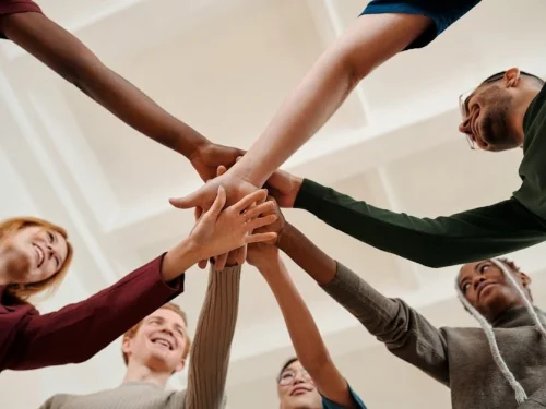 Kova Burcu Balık Burcu Uyumu: İdealist Ruhların Dansı