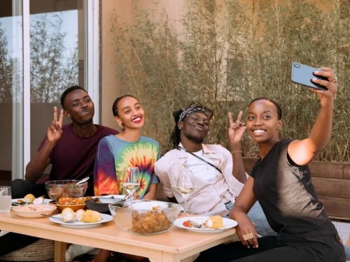 Kova Burcu Yay Burcu Uyumu: Özgürlüğün, Fikrin ve Maceranın Dansı