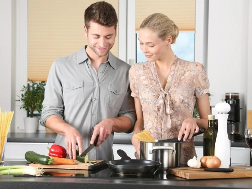 Kova Erkeği Akrep Kadını Uyumu: Özgür Ruh ve Tutkulu Derinlik